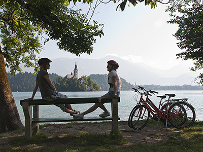Zwei Radlerinen auf dem Bank am See