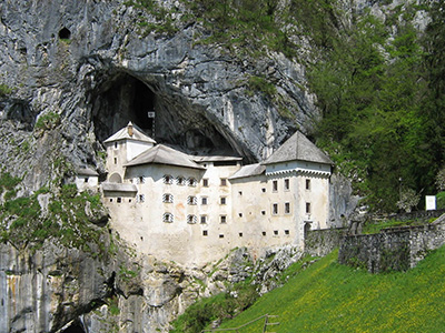 Alte Burg im Felsenwand Radtour Slowenien